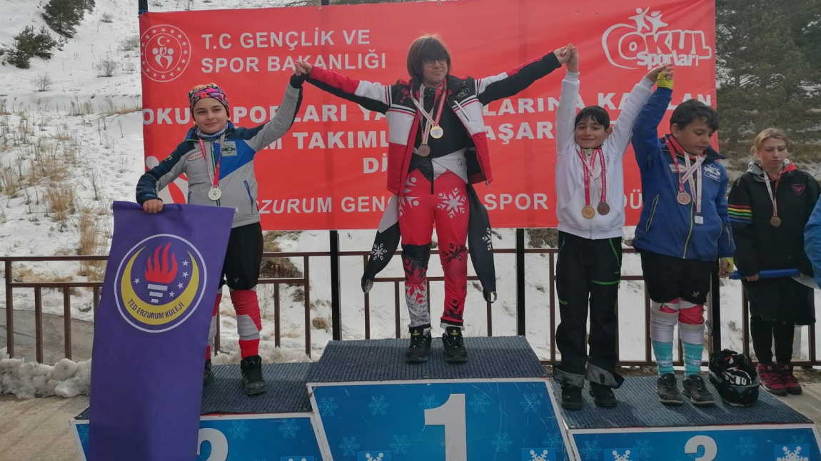 Okul Sporları Kayak Alp Disiplini Yarışlarında Derece
